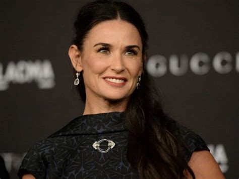 Demi Moore, aos 56, posa nua depois de três décadas para capa。